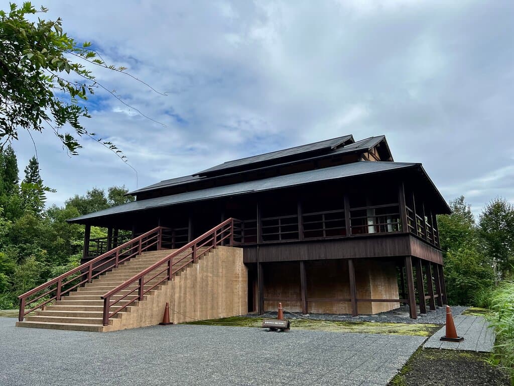 雪深い土地の建物らしく一階部分は基礎になっている高床式