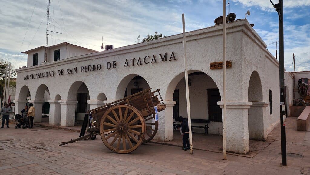 Em frente à praça