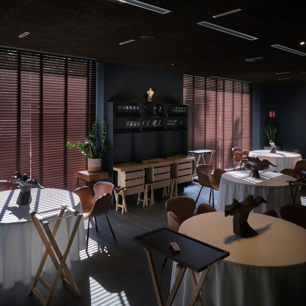 Menú único elaborado con producto de temporada y proximidad que rota cada poco tiempo y en el que se le acercan al consumidor diferentes sabores y texturas destacando siempre en cada menú elaboraciones con ibérico.Y 