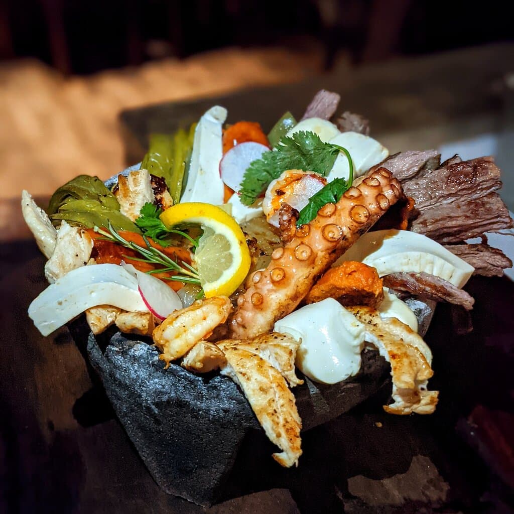 Molcajete asadero, una combinación de carne, pollo, camarón y pulpo 