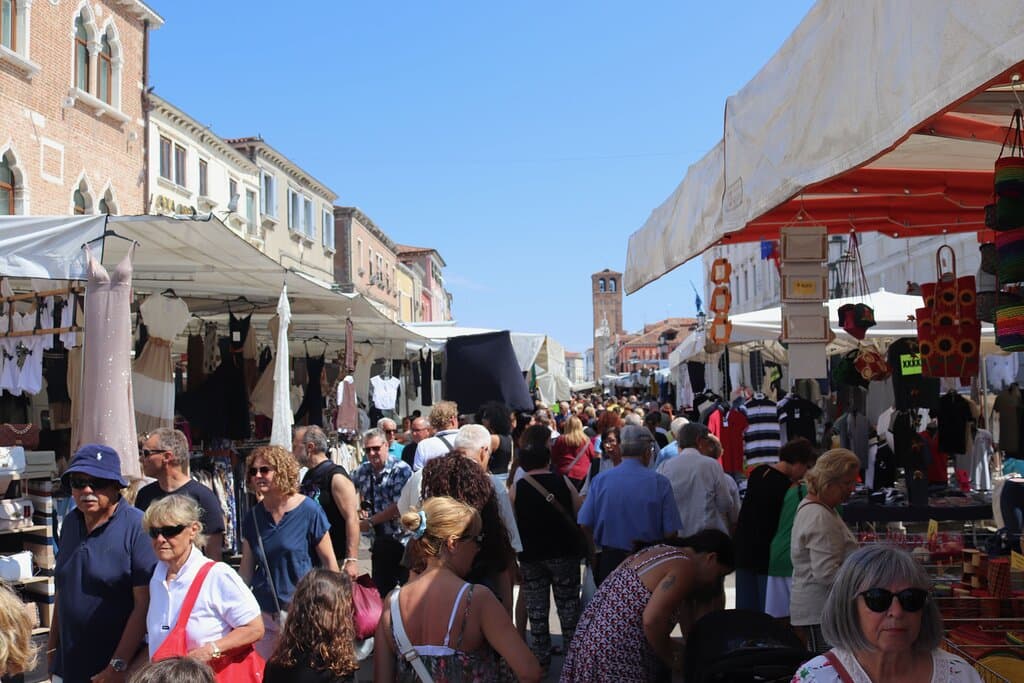 Un marché où population locale et touristes se côtoient