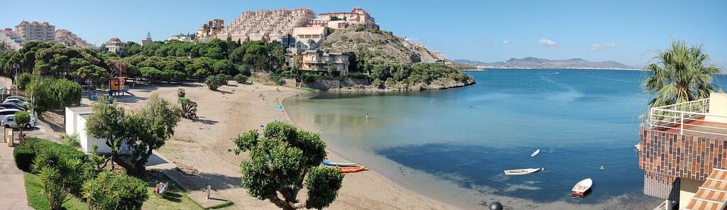 Panarama view over de baai van Cala De Pino.