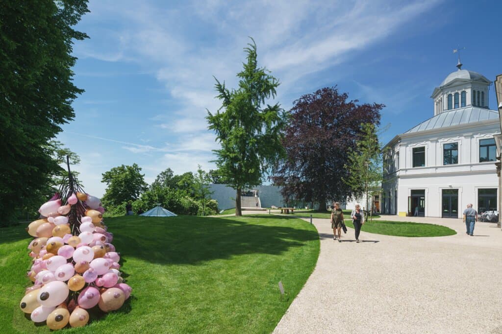 Beeldentuin van Museum Arnhem, met links het werk 'Borstentros' van Maria Roosen

Foto: Jannes Linders