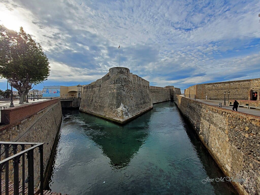 Forma parte del conjunto de las Murallas Reales de Ceuta
