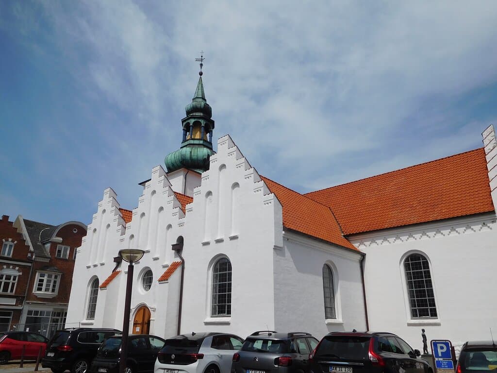 Voorzijde van de kerk