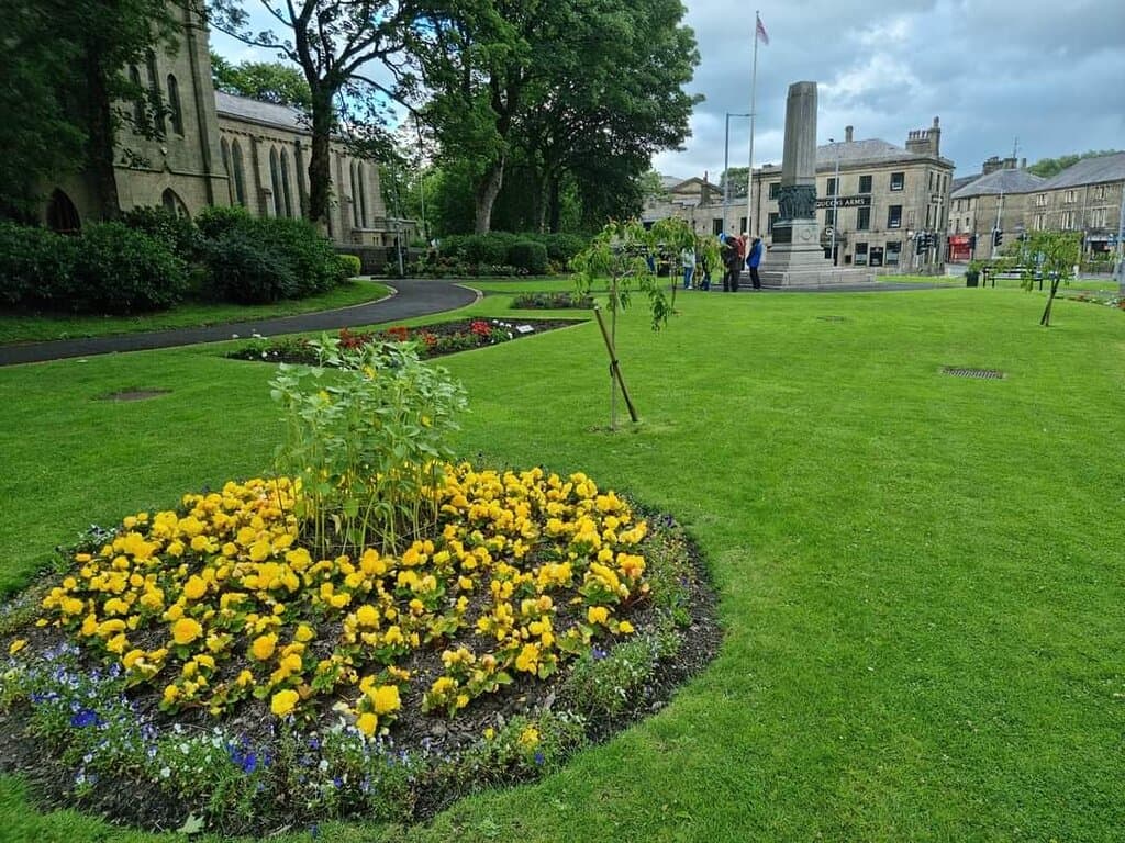 A real  gem ,this  park has been transformed by Civic Pride volunteers it's now full of colourful flowerbeds created by local schools and community groups and lots more  . Situated between Rawtenstall library and St Mary's church .