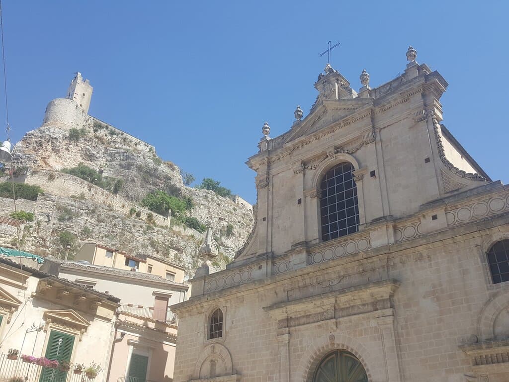 La chiesa degli stili artistici, chi visita Santa Maria potrà esplorare il medioevo modicano.