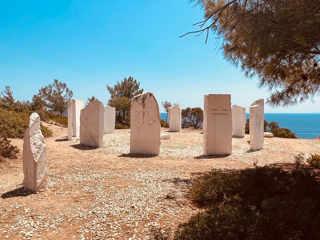 ZVEROKRUH  Nájdi svoje znamenie. Stupni na skalu v strede a niečo si želaj