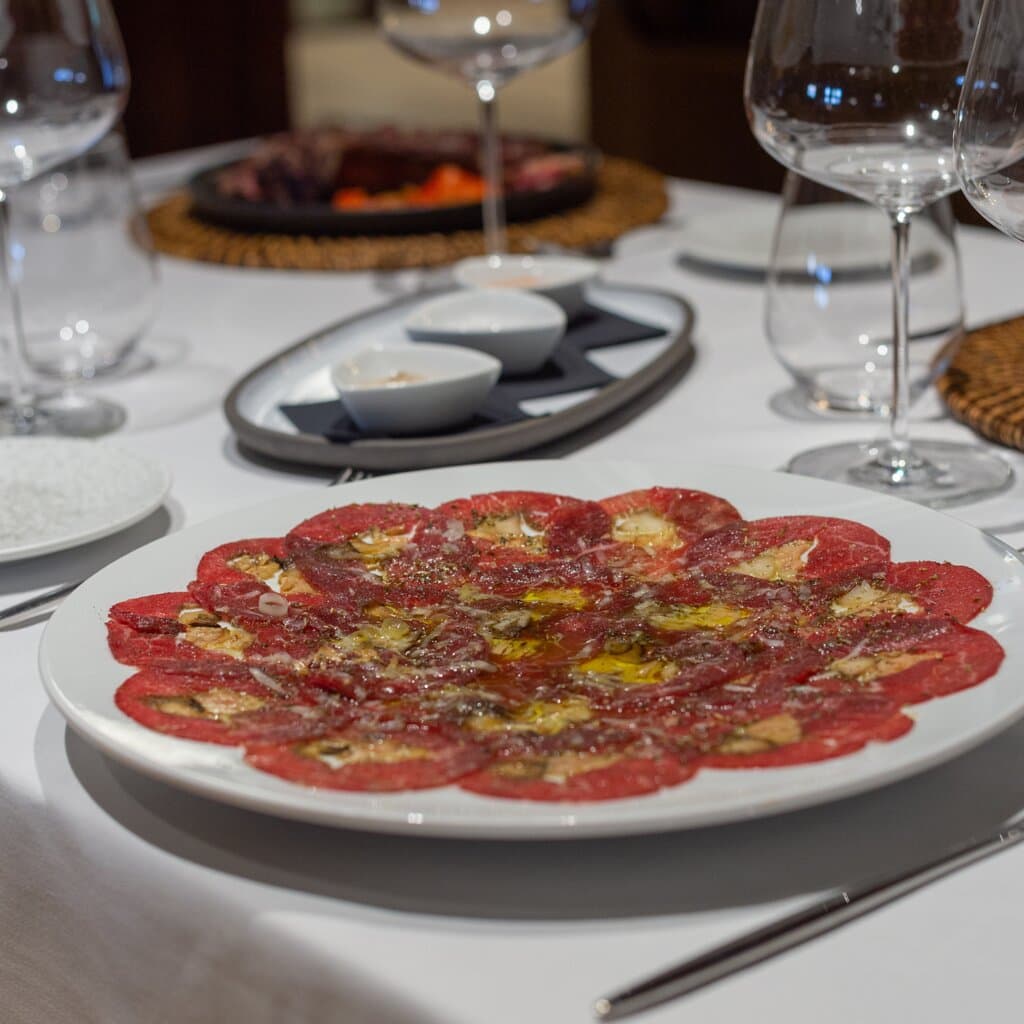 CARPACCIO DE SOLOMILLO __ Carpaccio de carne roja premium con boletus y foie al aceite cítrico