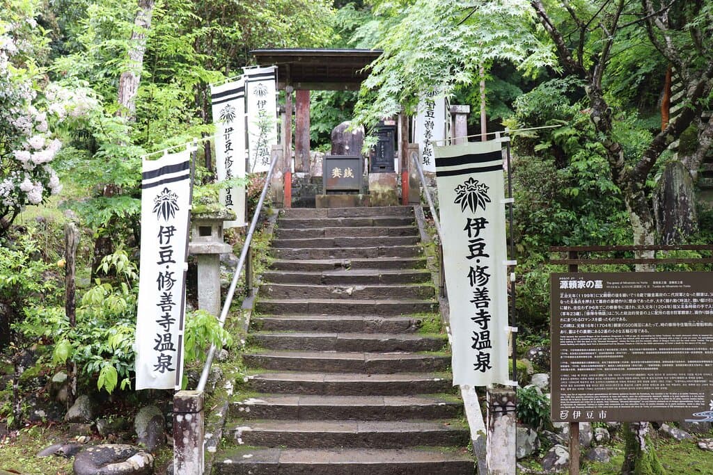 指月殿横の石段を上った先にあります