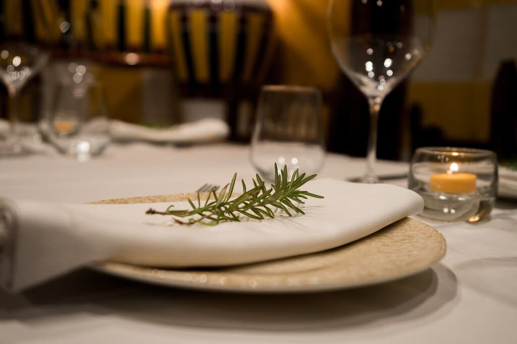 ¡Nuestros salones están listos!🍽️ A partir del jueves podrás disfrutar con nosotros!! 🤭  ¿Aún no has reservado un rinconcito de nuestro restaurante?  Reservas al 952875977       