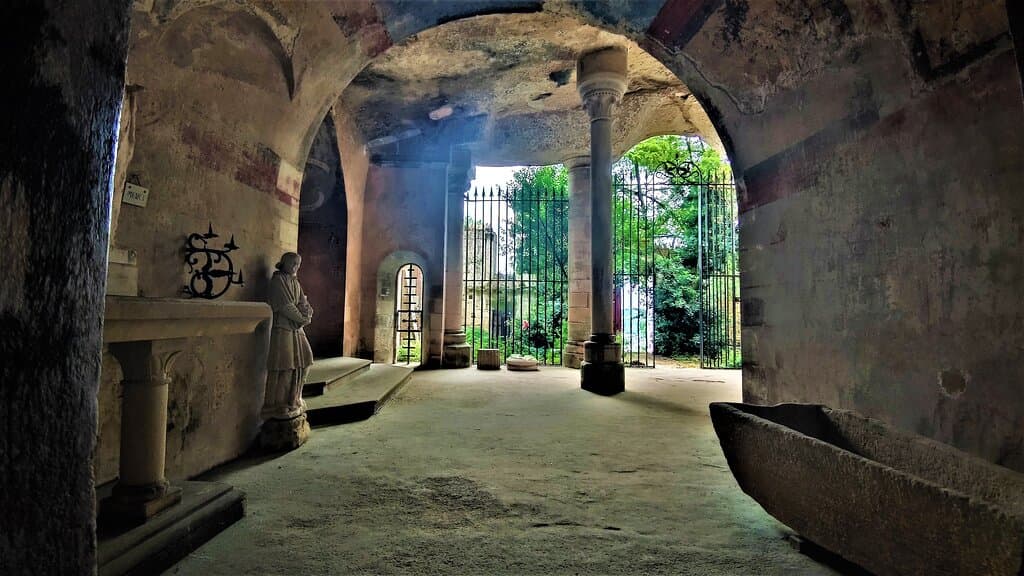 Chapelle semi-troglodyte établie au 11è et 12è, elle a succédé à un oratoire aménagé dans la grotte de l'ermite, oratoire et ermitage qui avaient pris la suite d'un lieu de culte païen ; le puits à l'eau miraculeuse taillé dans la roche serait l'héritage de ce lieu de culte. 
