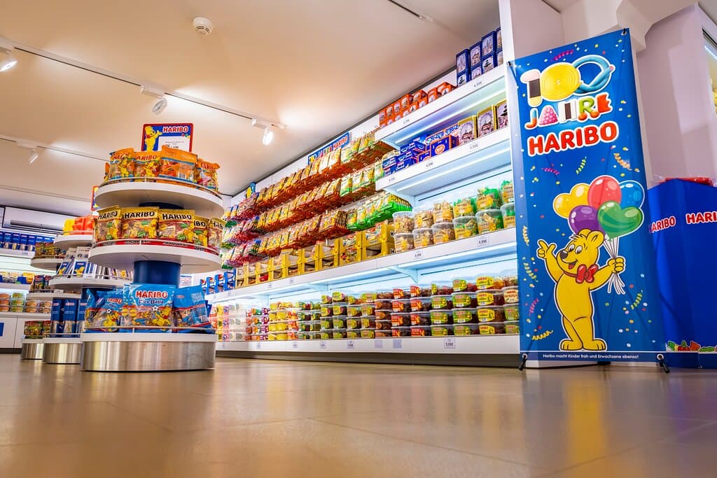 Neben HARIBO Tüten gibt es auch Maxi-Beutel und Runddosen.