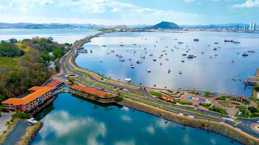 Da un paseo el Causeway de Amador, recorre sus calles y ciclo vias creadas a base de rocas, antes llamado el fuerte de amador.