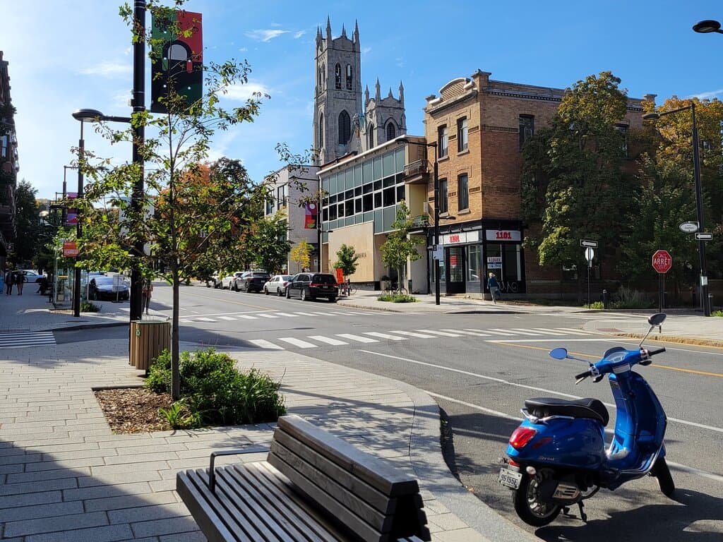 Jolie moto sur Laurier Ouest!