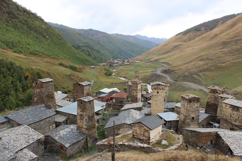 Вид от Нижнего Чажашского замка на Ушгули в сторону Муркмели.