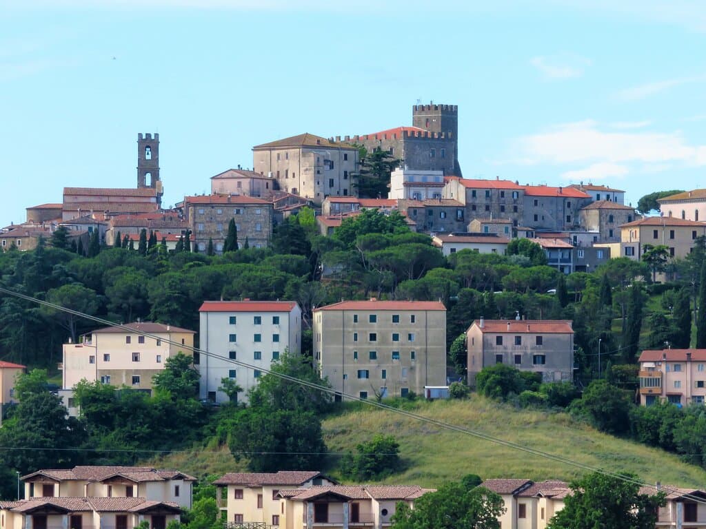 La rocca di Manciano emerge dai sottostanti tetti del centro storico (a sx si nota il campanile della chiesa di San Leonardo)