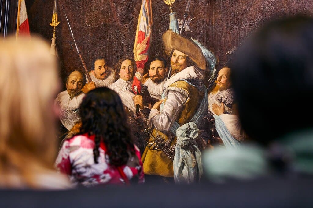 Frans Hals behoort met Rembrandt en Vermeer tot de meest beroemde en vernieuwende schilders van de Hollandse 17de eeuw. Zijn vlot geschilderde, levendige portretten van échte mensen inspireren al eeuwenlang bezoekers én andere kunstenaars.