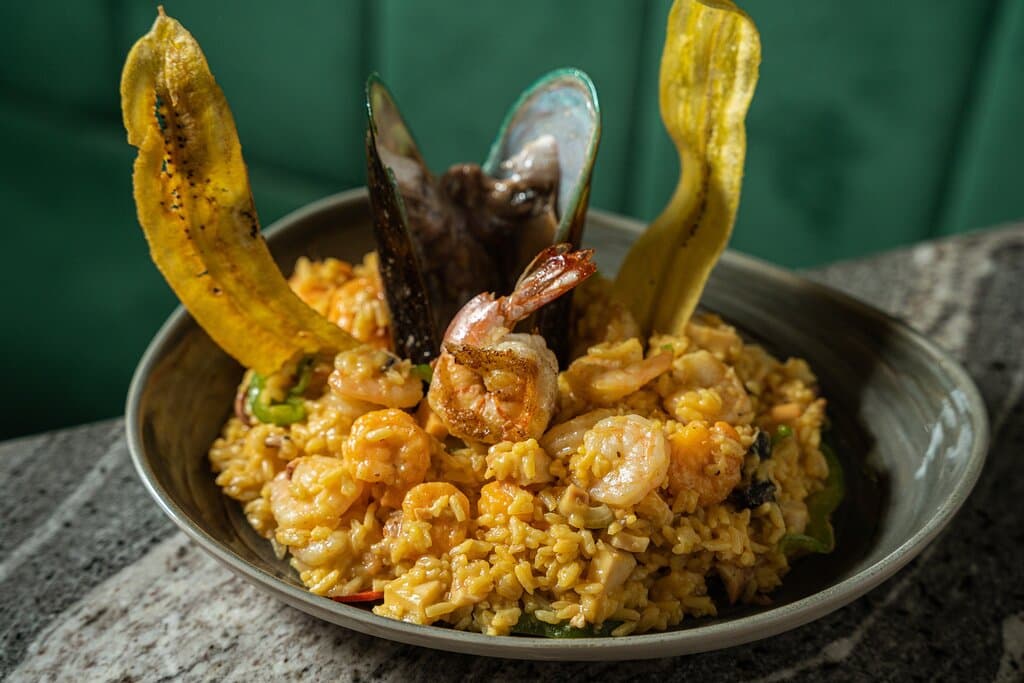 ¡Ponte cómodo y prepárate para probar la mejor comida de la ciudad!   Ven a disfrutar de momentos inolvidables.  ¡Te esperamos!