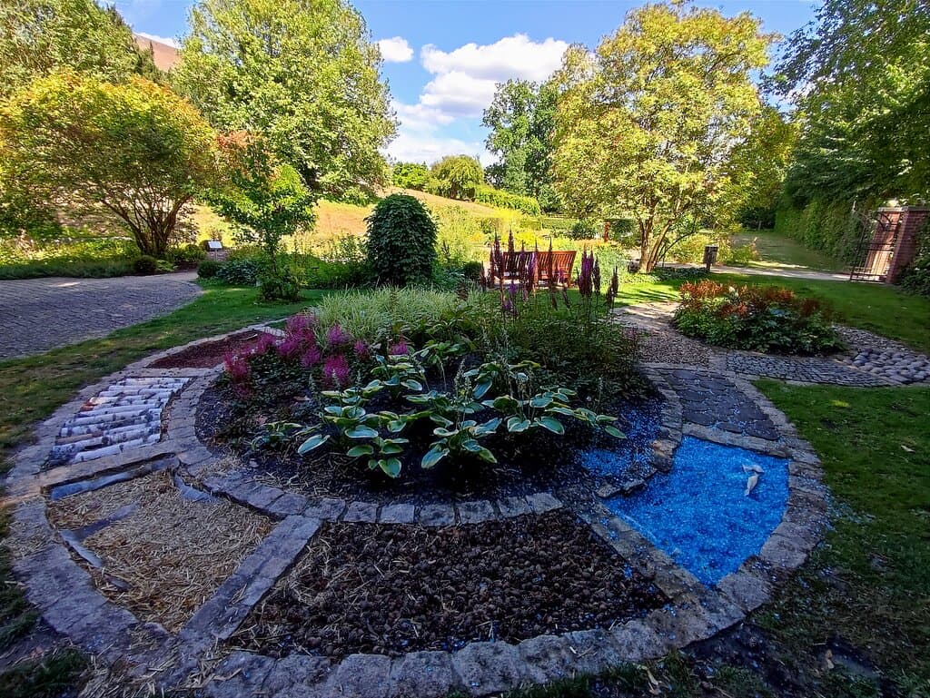 Barfußrondell im Celler Heilpflanzengarten. cc Marlen Stadie