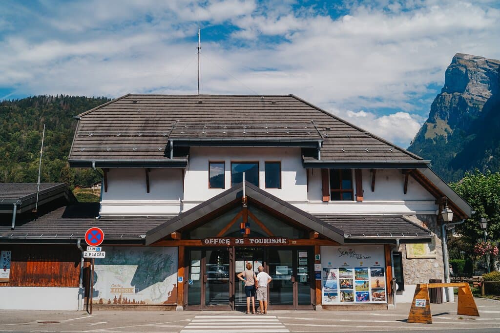 Devanture de l'office et ses places de parking