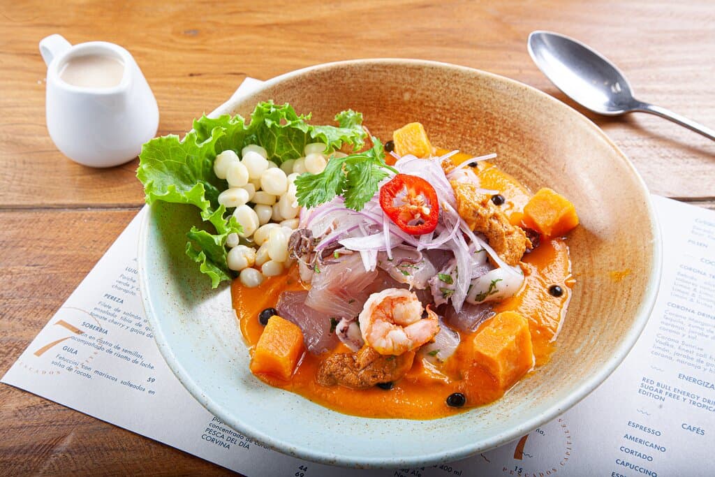 CEBICHE COSTEÑO De erizo, pulpo, langostino, calamar y pesca del día