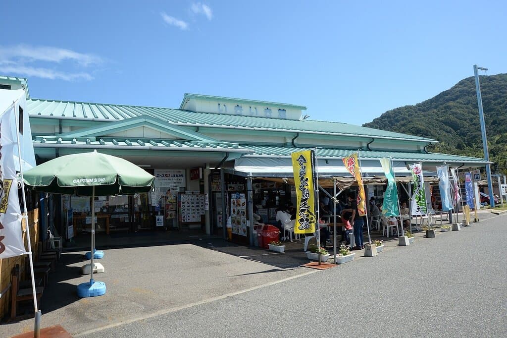 来島海峡大橋を眺望しながら、新鮮な魚介類が味わえる海鮮料理や七輪バーベキューが楽しめます