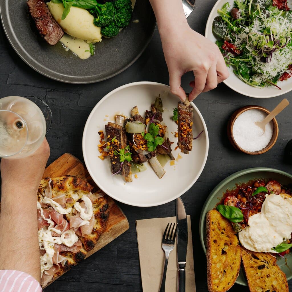 Enjoy lunch, drinks & nibbles and dinner 7 days a week!