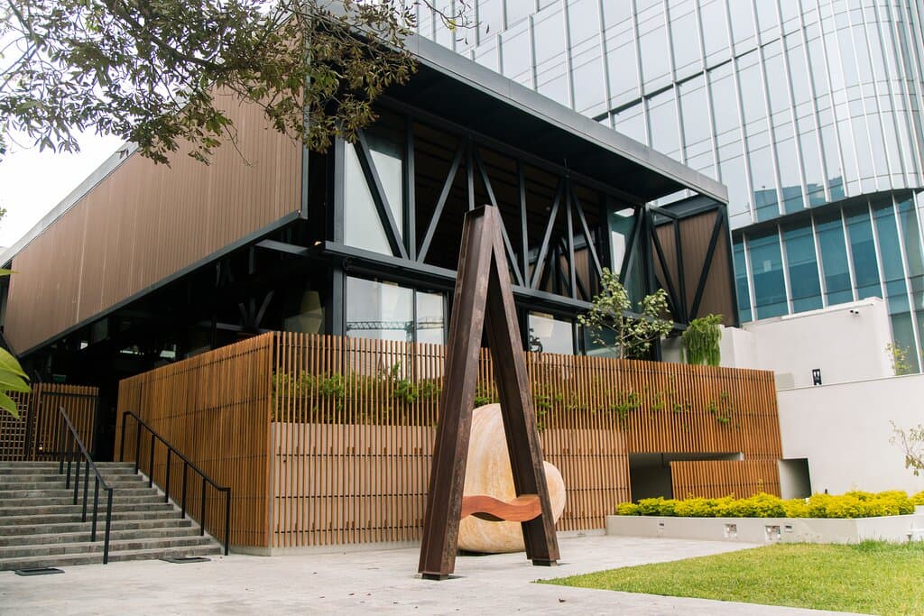 Located in the heart of San Isidro, the corporate center of the city.