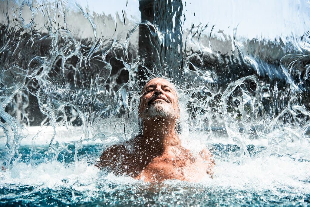 Erlebe die Kraft der Mineralien mit allen Sinnen. Spüre, wie das unvergleichliche Mineralkraft Gefühl deinen Körper umgibt. Wie es belebt, entspannt und erfrischt, dein Wohlbefinden und deine Gesundheit fördert. Lass den Alltag hinter dir und tanke Kraft. Mit Wasser, das seit Jahrtausenden vom Gestein der Appenzeller Voralpen mit Mineralien angereichert wird. Und mit Mineralkuren aus der ganzen Welt. Entdecke das Mineralheilbad St. Margrethen, erlebe das Mineralkraft Gefühl.