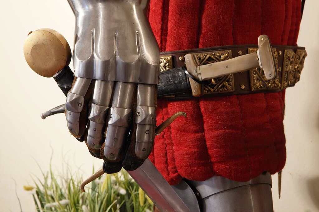 Percorso didattico Monteriggioni in Arme, particolare dell'armatura nella sala 3.