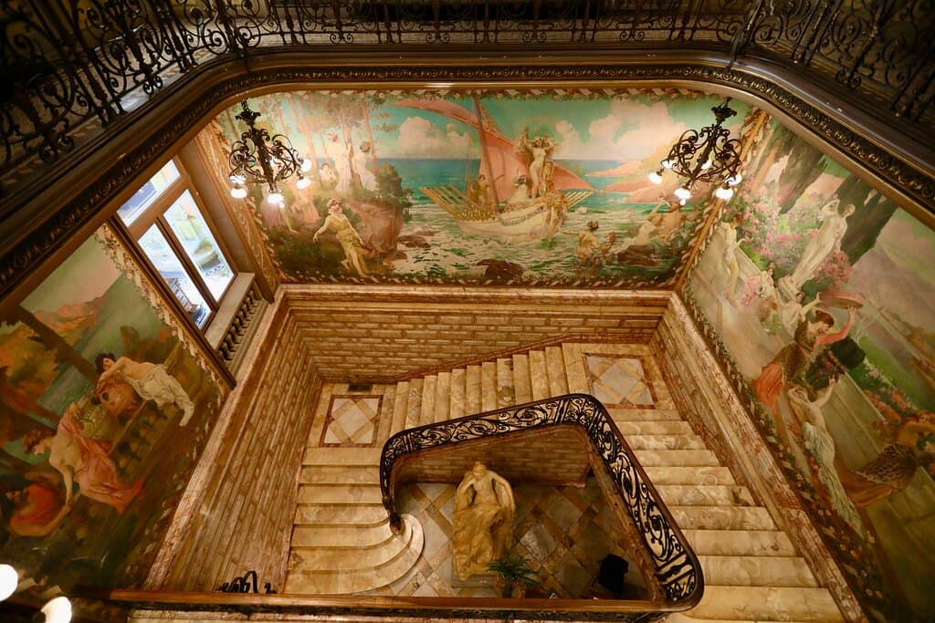 Escalier monumental avec les peintures de Paul GERVAIS mettant en scène l'arrivée de la déesse Vénus à Port-Vendres