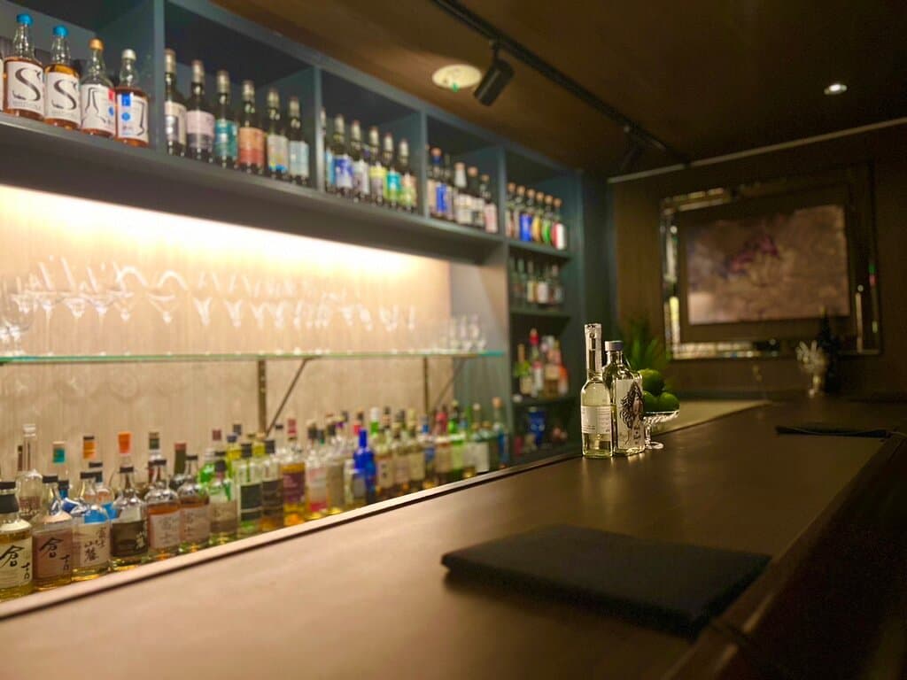 銀座駅から徒歩5分の場所にあるバーCalmaでお酒をお楽しみください  Enjoy drinks at Bar Calma, located a 5-minute walk from Ginza Station.