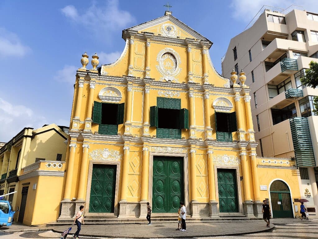 Discover the old Portuguese market buildings