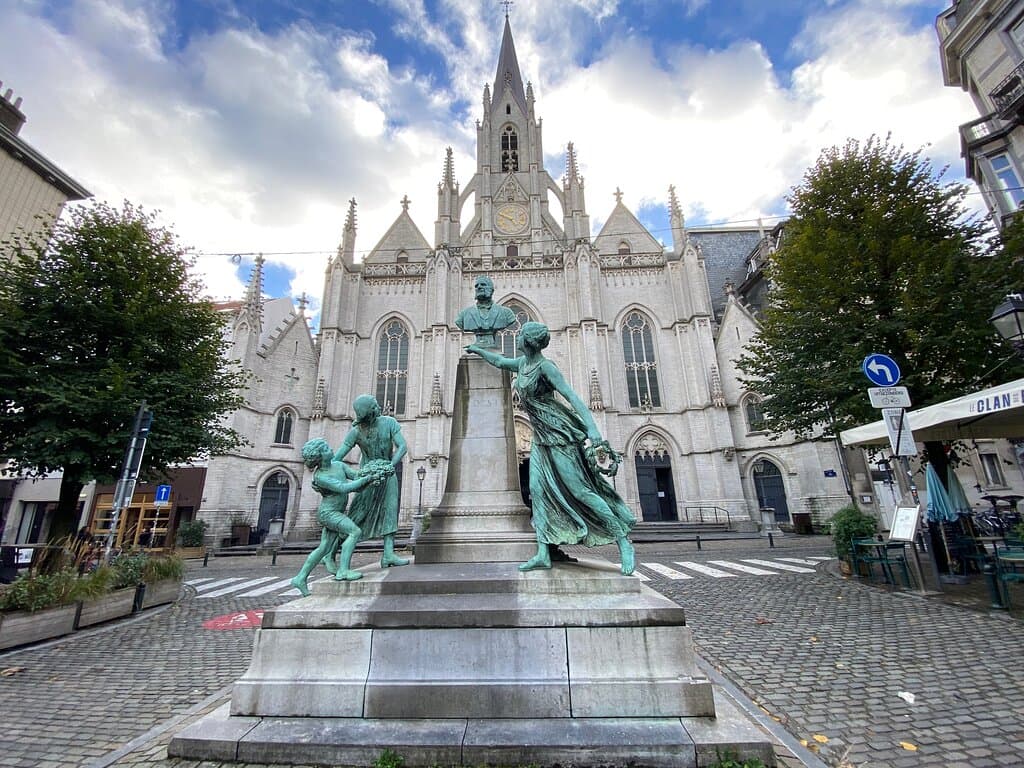 De Sint Bonifacius kerk met een fraaie beeldengroep ervoor.