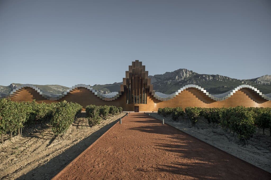 Imagen frontal de la bodega en perfecta consonancia con Sierra de Cantabria.