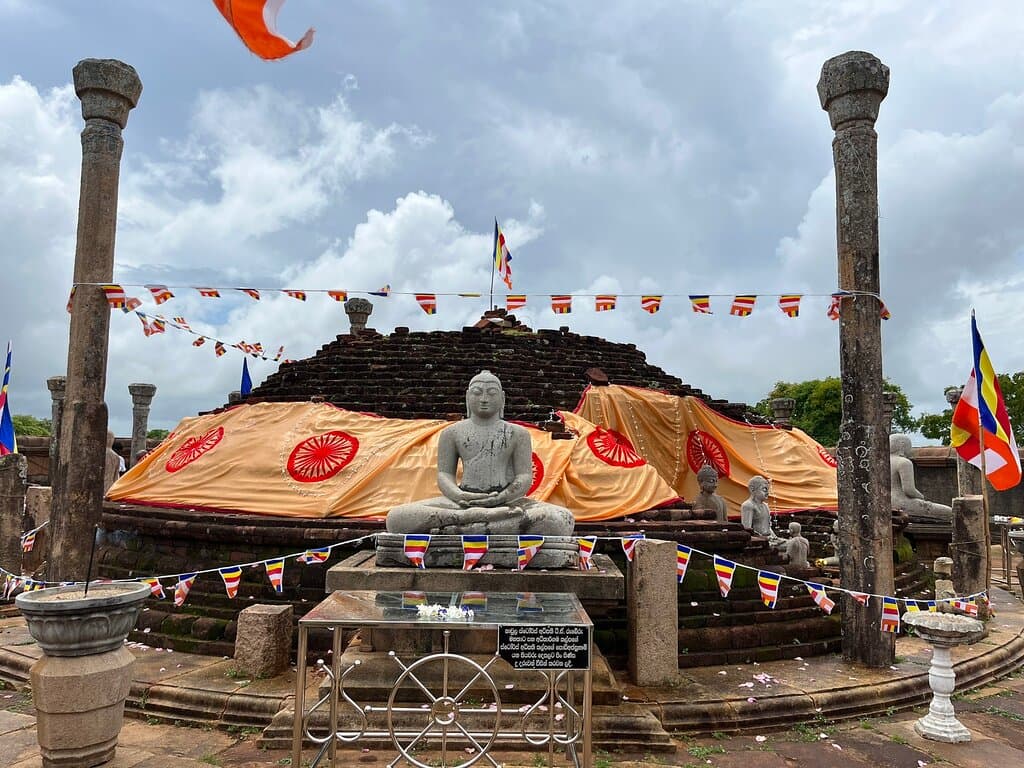 Girihandu Seya temple - a local shrine, claimed to be the oldest dagoba on Sri-Lanka and even in the world, originally built in 3rd century BC. A beautiful, inspiring place, a highly recomended site for tourists interested in local spiritual traditions.