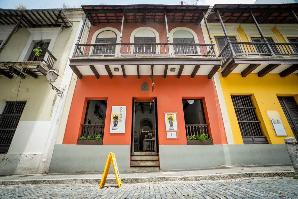 La Casa del Libro's facade and main entrance