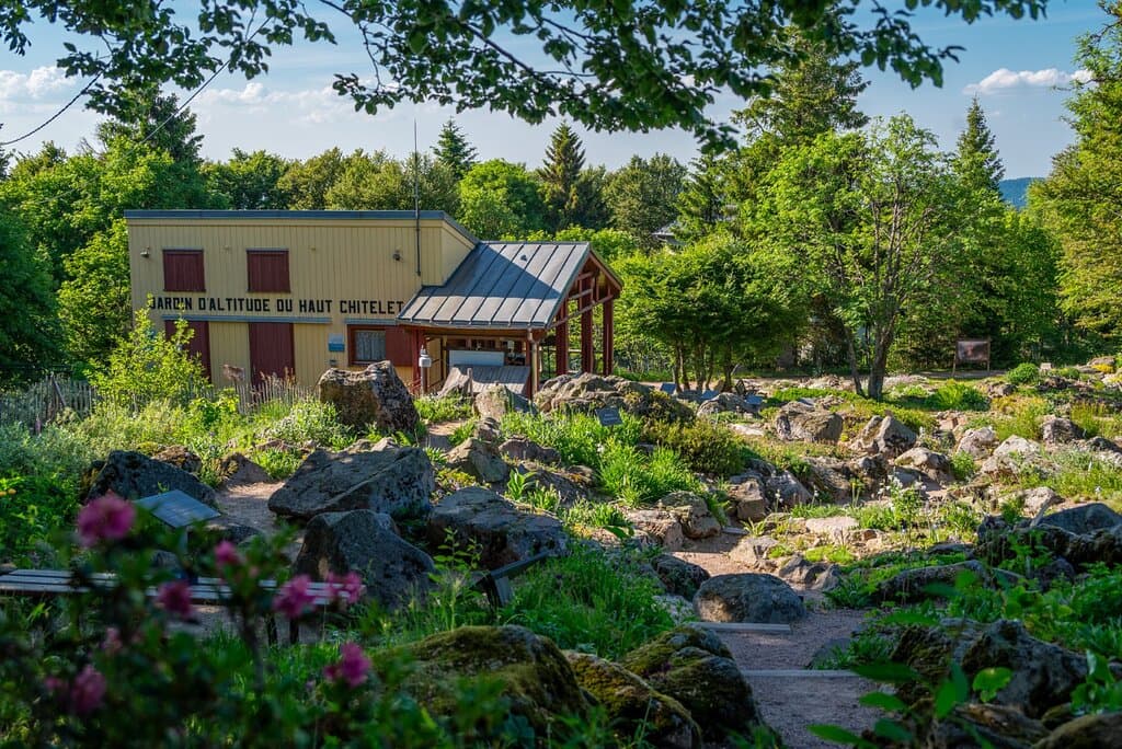 Pavillon d'accueil vu depuis la rocaille des alpes orientales - Jardin d'altitude du Haut Chitelet © Julien Decollogne