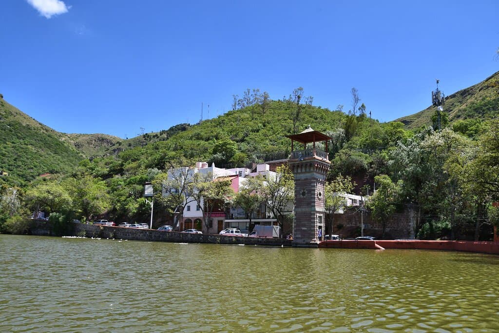 Presa de la Olla, with the Atalaya (watchtower) 