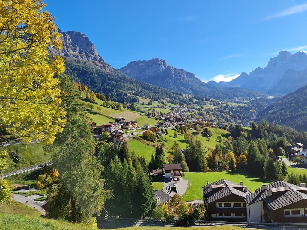 ภายในบริเวณหมู่บ้านเล็กๆนี้ จะมี โรงแรมขนาดเล็กเปิดให้บริการอยู่หลายแห่ง โดยโรงแรมต่างๆของที่นี่จะขึ้นชื่อเรื่องของการต้อนรับอันสุดแสนจะประทับใจและอบอุ่นจากเจ้าของที่พักครับ