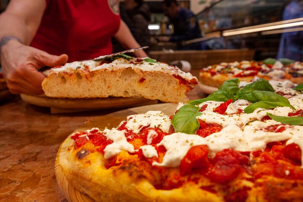 La nostra Pizzaccia,così alta, così leggera,così fragrante che ti stupirà,ne siamo certi!