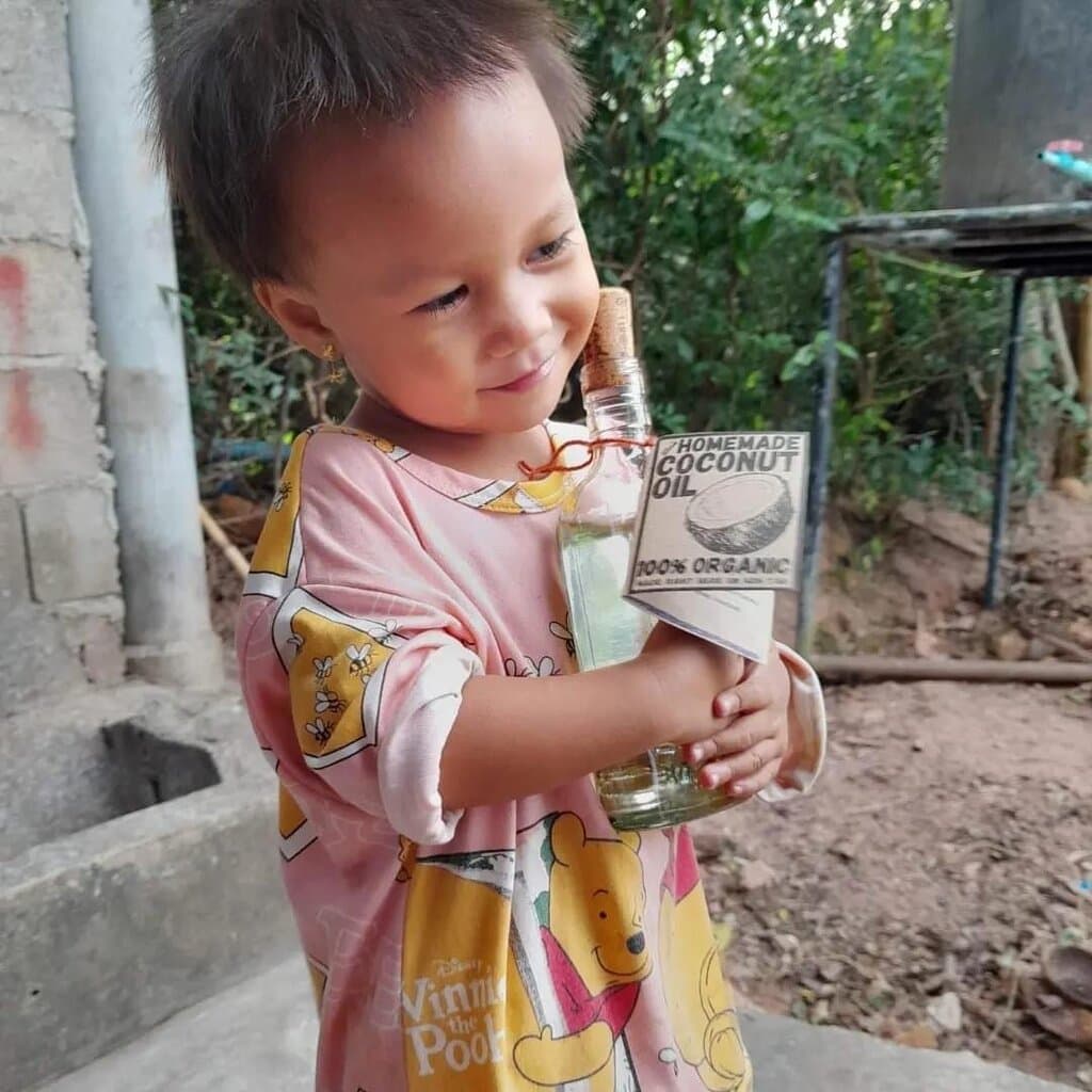 Win Tun bietet Kokosnuss-Workshops und betreibt ein entzückendes kleines Restaurant. Er verkauft auch sein Kokosnussöl.