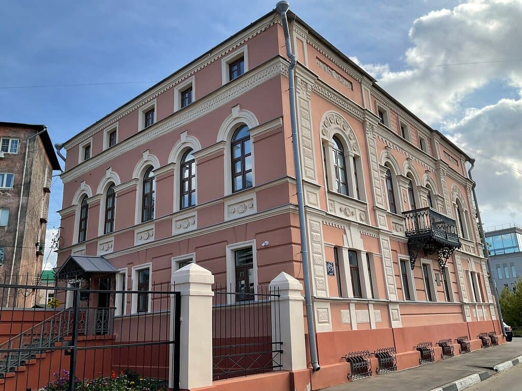 Главный дом - красавец, где сегодня квартирует Государственный литературно-мемориальный музей Н.А. Добролюбова