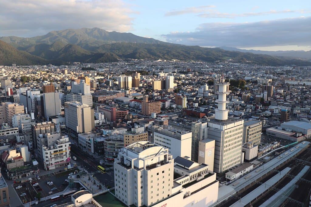 山形駅直結の霞城セントラルの最上階、２４階の一部が無料の展望ロビーです