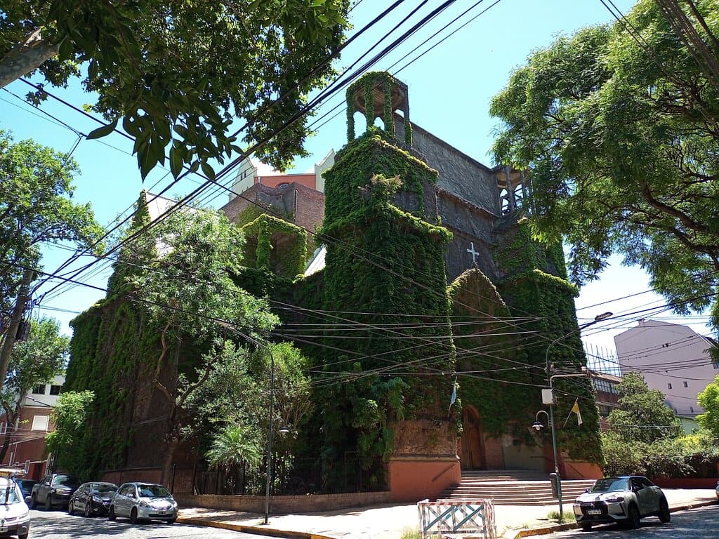 Fachada Parroquia Jesús en el Huerto de los Olivos: Localidad Olivos, Partido Vicente López, Zona Norte Gran Buenos Aires- Argentina 2024.