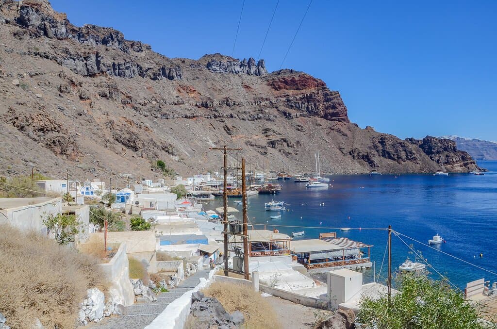 Widok na port Ormos Korfou na wyspie Thirasia