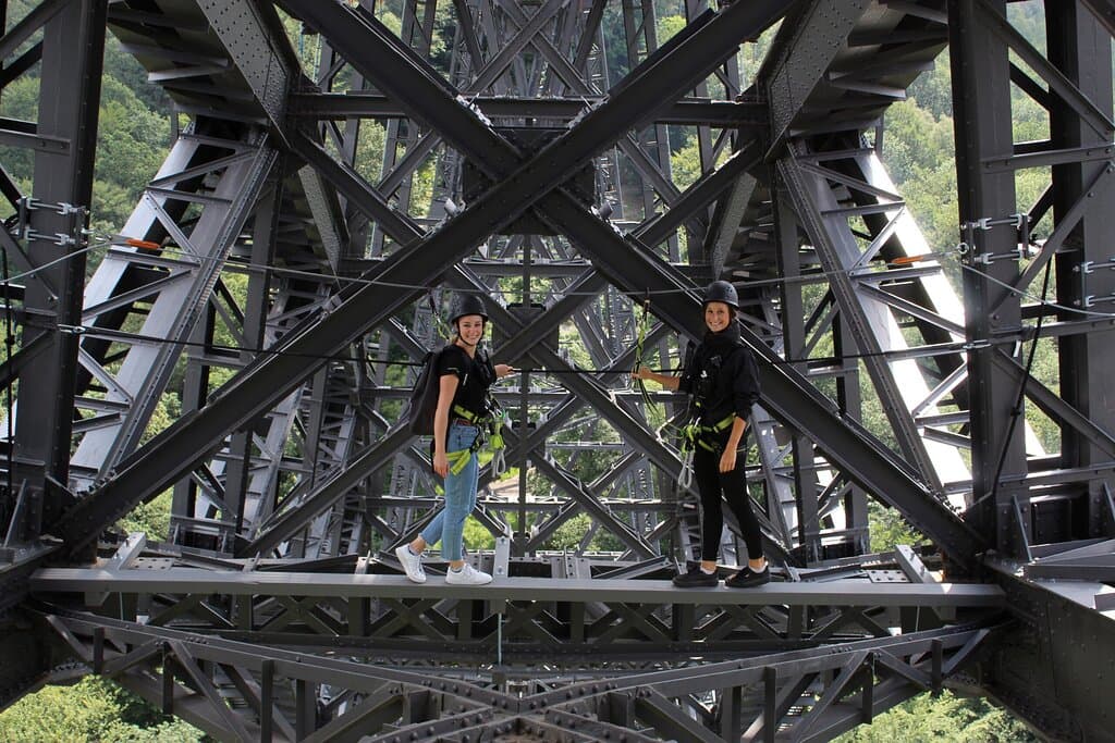 Schwebebalken oder doch lieber über die Plattform? Das kannst du ganz spontan entscheiden.