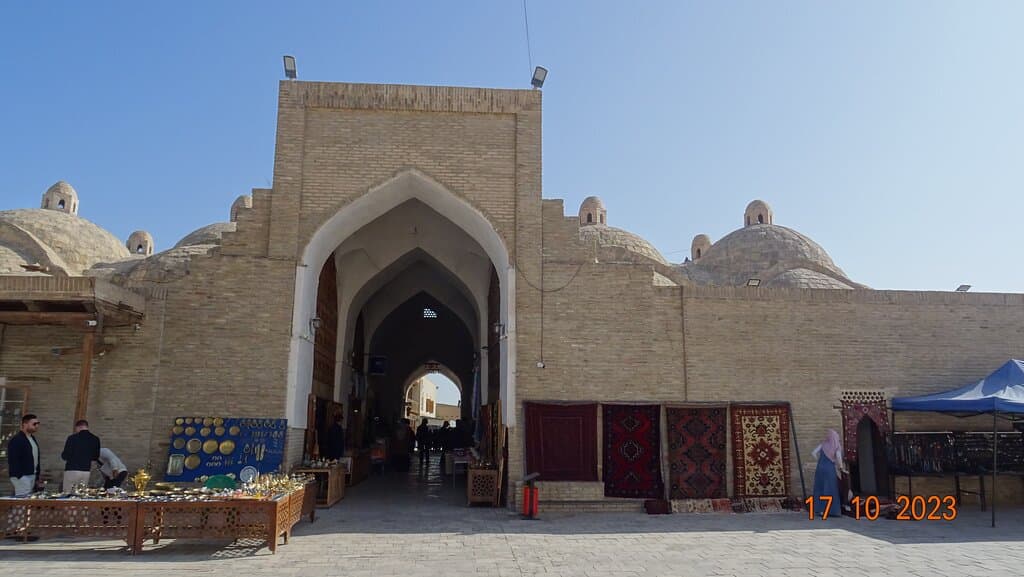 Токи Заргарон (Toqi Zargaron) - один из известных куполов (крытых базаров) Бухары. Известных с конца XVI века. Toqi Zargaron - купол ювелиров. Но в настоящее время в нём найдёт не только ювелирные украшения, но и весь набор сувенирной и продукции, нужной и не очень нужной каждому туристу...