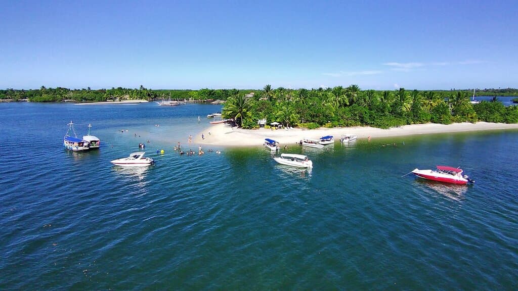 foto do passeio das 5 ilhas feito pela Cassios Turismo, foto aérea  da Ilha do Goió, um dos melhores lugares pra uma típica e autêntica comida baiana.